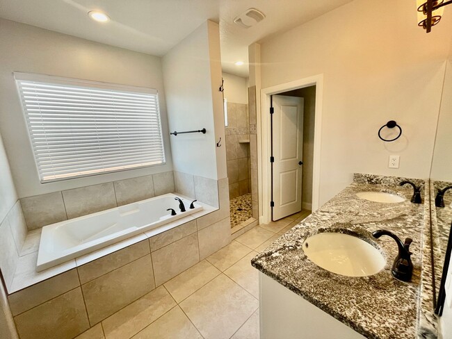 Building Photo - Beautiful Pet-Friendly 4-BR Home in Hurricane