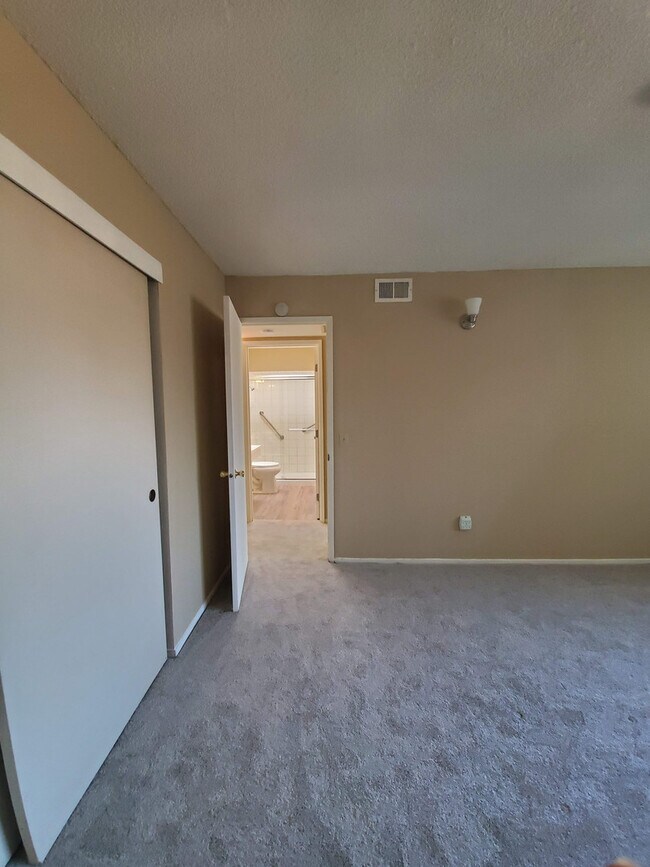 Building Photo - Roseville 2 Bedroom Duplex, New Carpet, Central Heat and Air, Large Fenced Yard