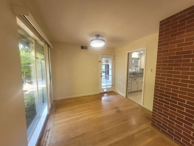 Building Photo - 3 bedroom home close to Land Park