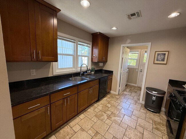 Building Photo - Spacious & Updated 2 BR / 1 BA Home in North Oakland – Move-In Ready!
