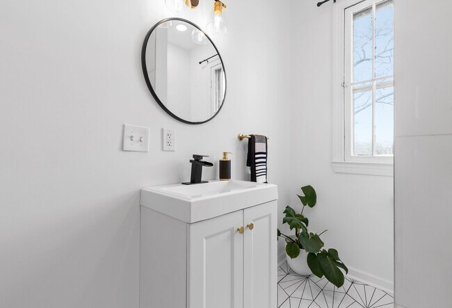 Building Photo - Charming + Modern Highland Park Home - 3 Beds, 2 Baths, Fenced Yard, + Plenty of Parking!