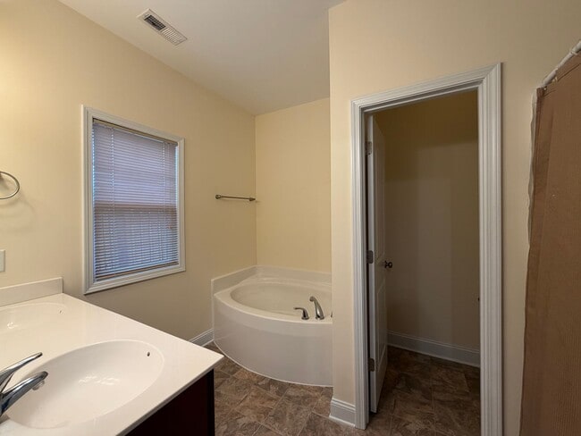 Building Photo - 4 BR Home in Quiet Neighborhood