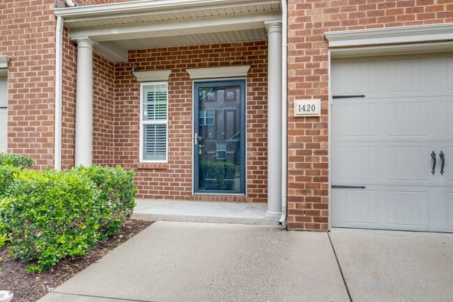 Building Photo - 3 Bed 2.5 Bath Gorgeous Townhome, Availabl...