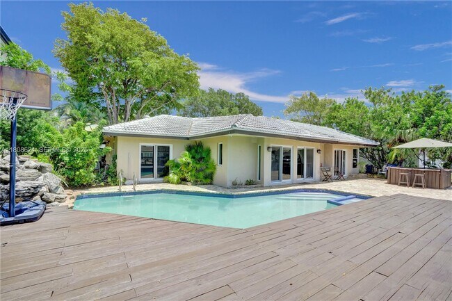 Building Photo - 3100 NE 56th Ct