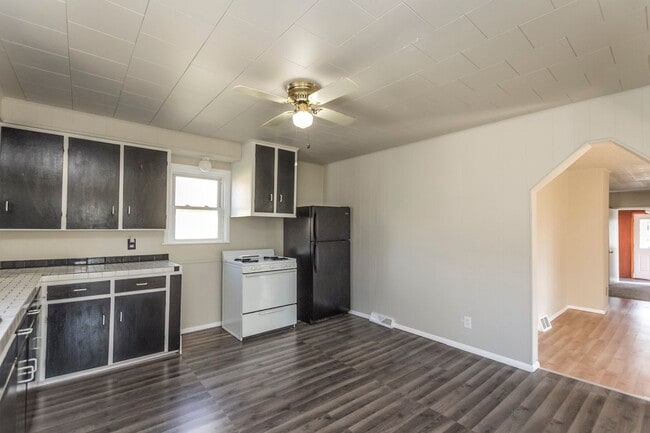 Building Photo - 3 bedroom 1 bath 2 Stall Garage