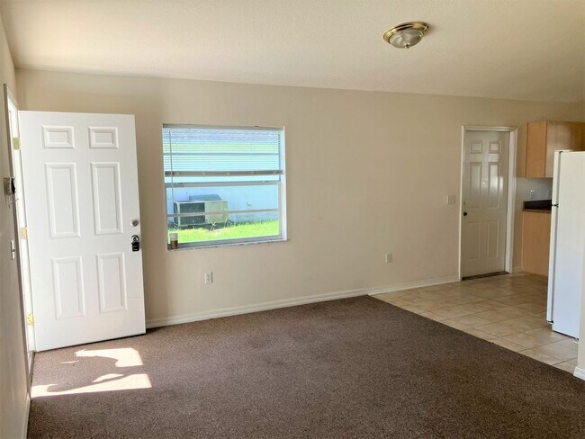 Building Photo - SPACIOUS 2BR/1BA Zephyrhills, Duplex, Vaul...