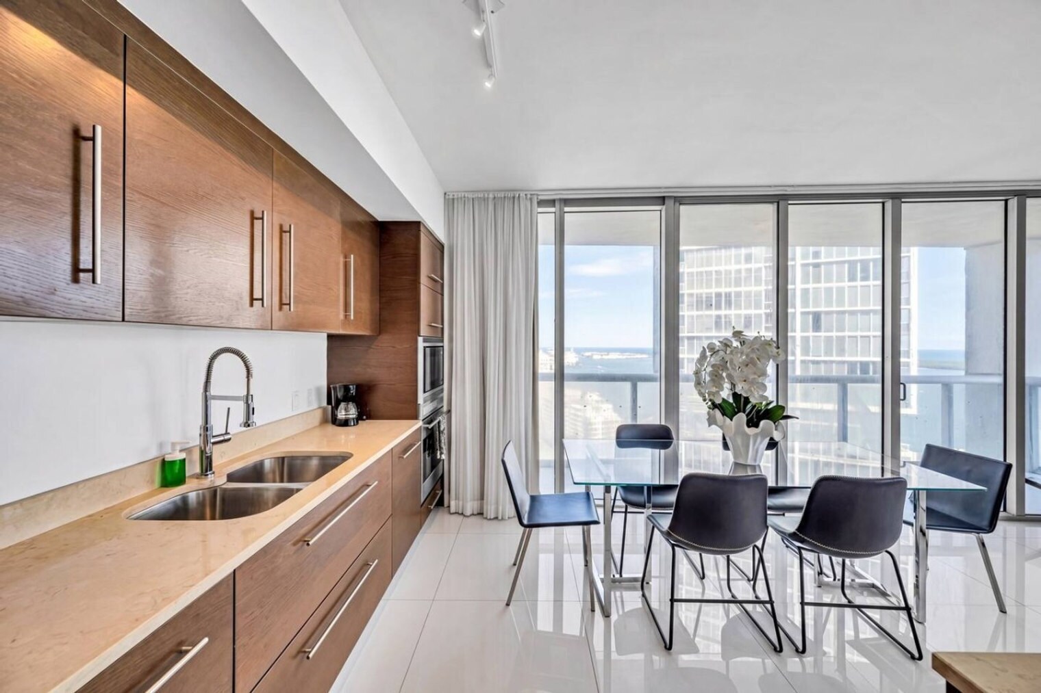 Building Photo - 485 Brickell Ave