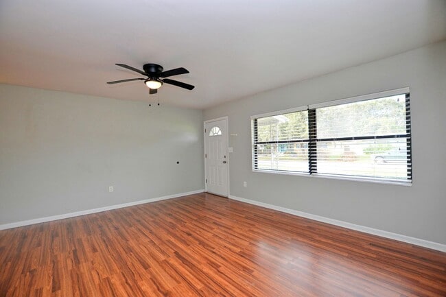 Building Photo - 4 bed 2 bath home