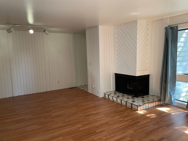 Building Photo - 1586 E Ventnor Ave