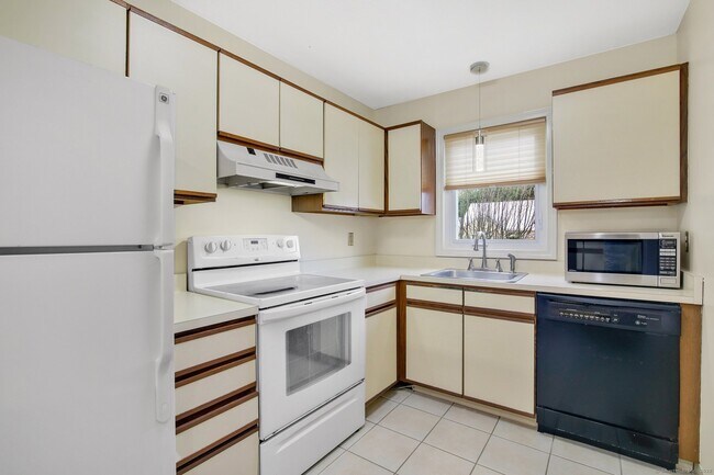 Building Photo - 94 Oak Ridge Dr