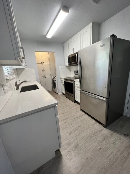 Building Photo - 6004 Ridgecrest Dr