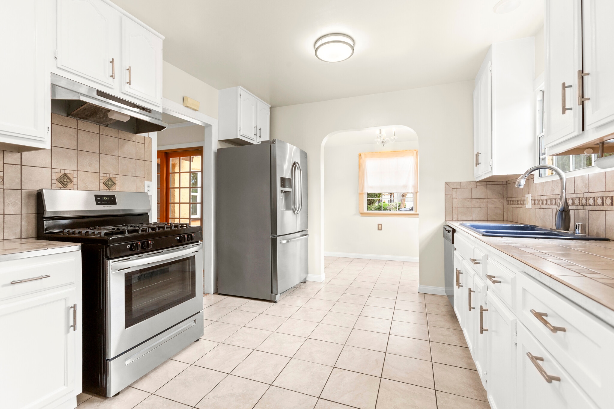 Building Photo - 827 N Laurel Ave