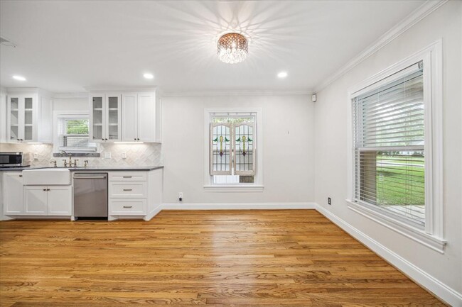 Building Photo - 211 W 31st St