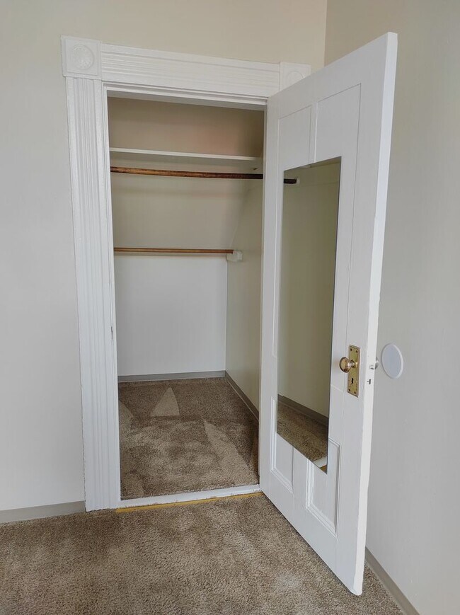 Building Photo - Charming Studio in Prime Goose Hollow Location