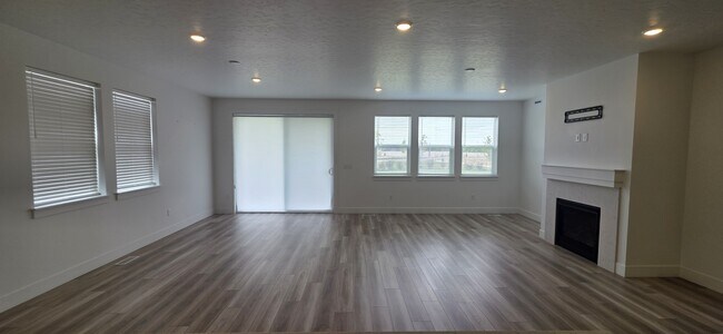 Building Photo - 5435 E Victoria Fls Dr