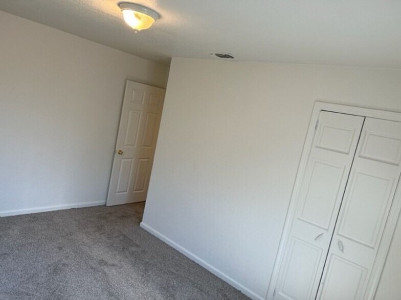 Building Photo - House:  3 Bedroom / 1 Bathroom - North Highlands