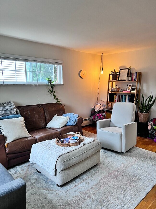 Building Photo - 2 BR IN HYDE PARK WITH OFF STREET PARKING