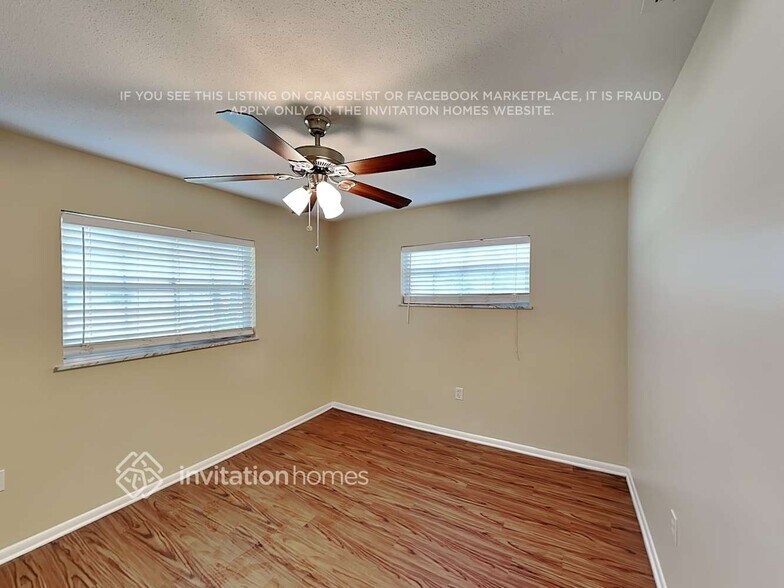 Building Photo - 1404 W Winnemissett Ave