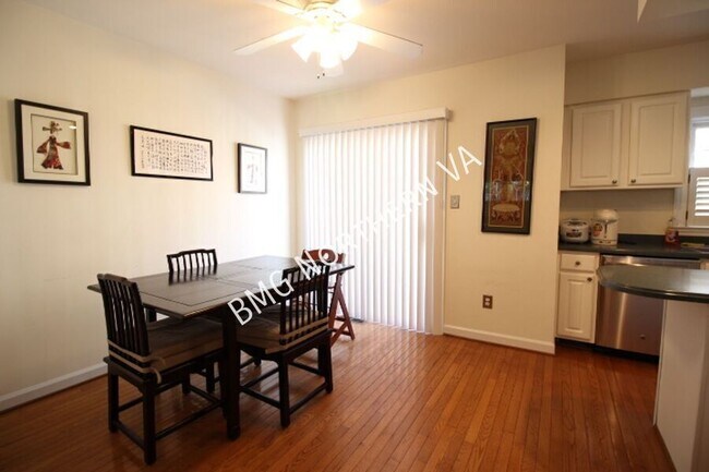 Building Photo - 2304 N Greenbrier Ct