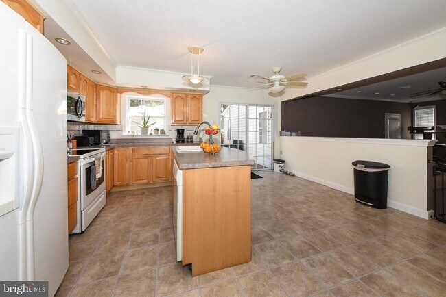 Building Photo - 127 Lark Dr