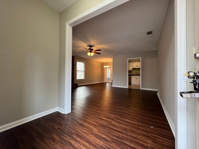 Building Photo - 31 Somerset Townhouse