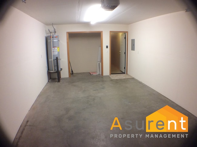 Building Photo - 2-Bedroom Townhouse Close to Hospitals, Great Private, Central Location!