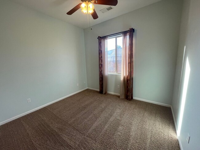 Building Photo - Sparks Home in Gated Community!
