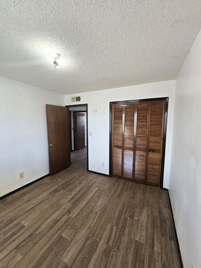 Building Photo - BEAUTIFUL EASTSIDE HOME