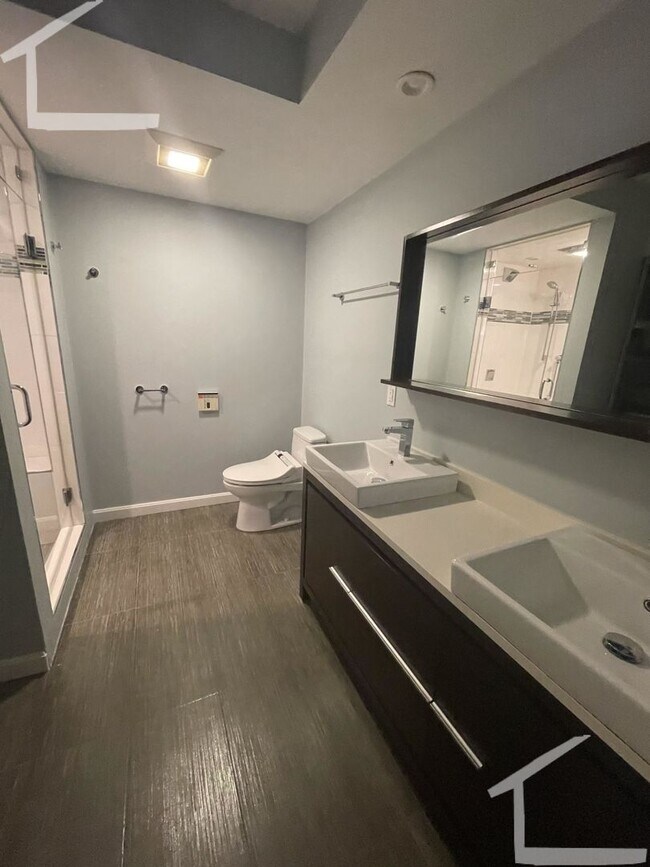 Building Photo - Amazing two bedroom, pool, parking, amazing kitchen, dining and living room