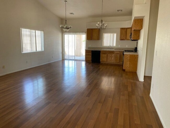 Building Photo - 3 BR 2BA House w/Fenced yard & Garage, Hol...