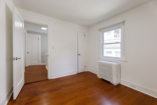 Building Photo - 1272 E Laurelton Pkwy