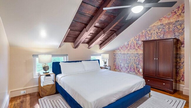 Building Photo - 604 Baronne St