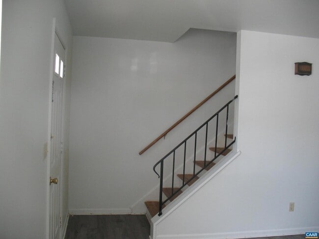 Building Photo - 270 Albert Ct