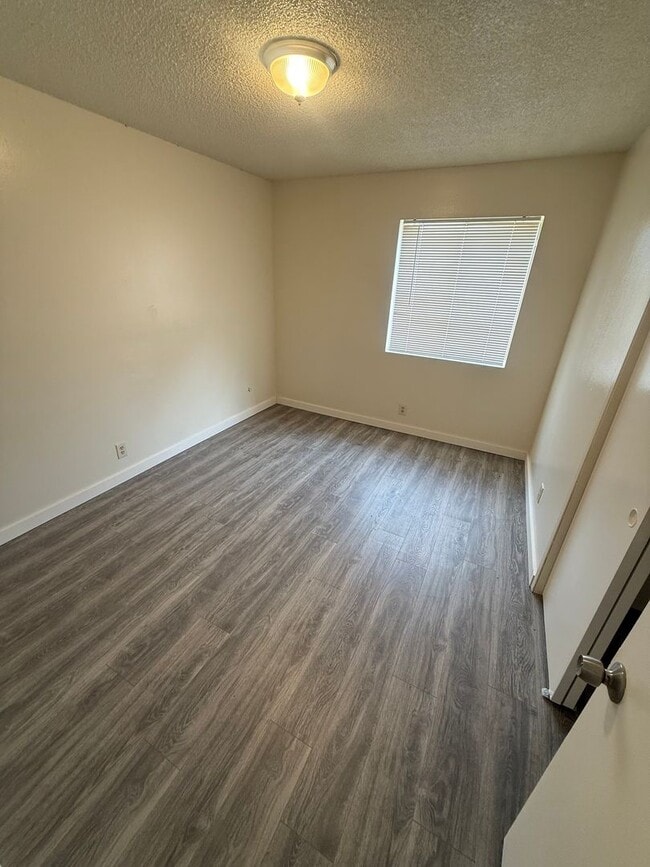 Building Photo - Spacious 4-Bedroom Home in Northeast Bakersfield