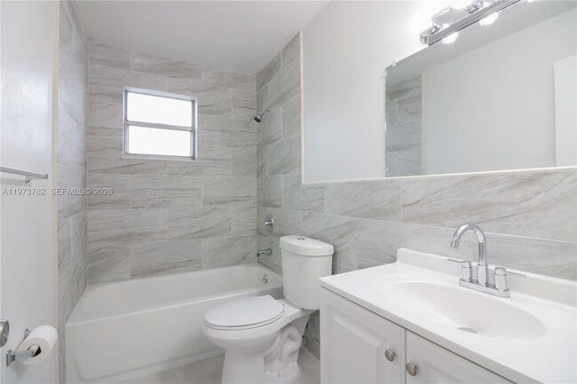 Building Photo - 400 NE 1st St