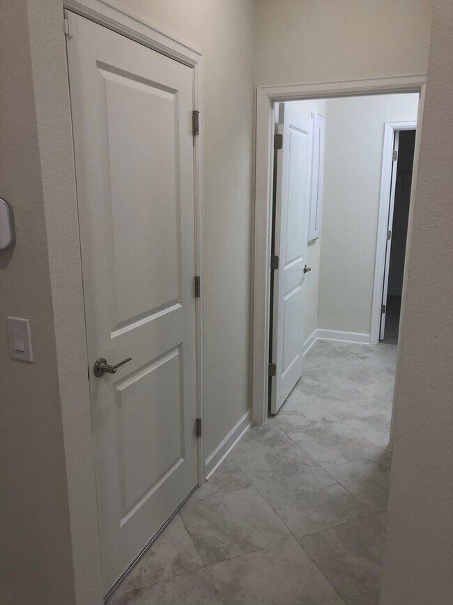 Building Photo - Lakefront Single Story 3/2 Home  FREE wash...