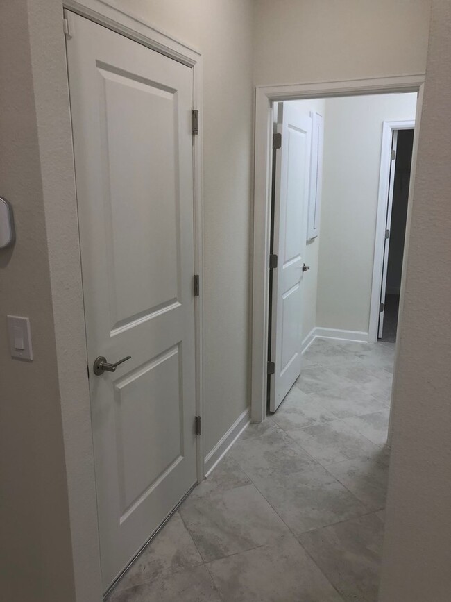 Building Photo - Lakefront Single Story 3/2 Home  FREE washer dryer, Internet, Cable and Phone