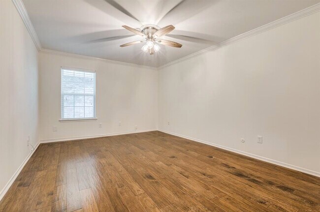 Building Photo - 357 N Post Oak Ln