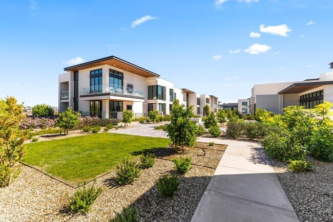 Building Photo - 6587 N Palmeraie Blvd