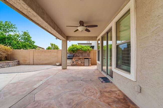 Building Photo - 16054 W Shangri La Rd