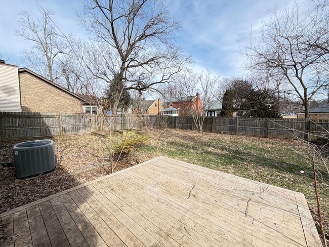 Building Photo - Prime location for a perfect 3 bed and 1.5 bath home!
