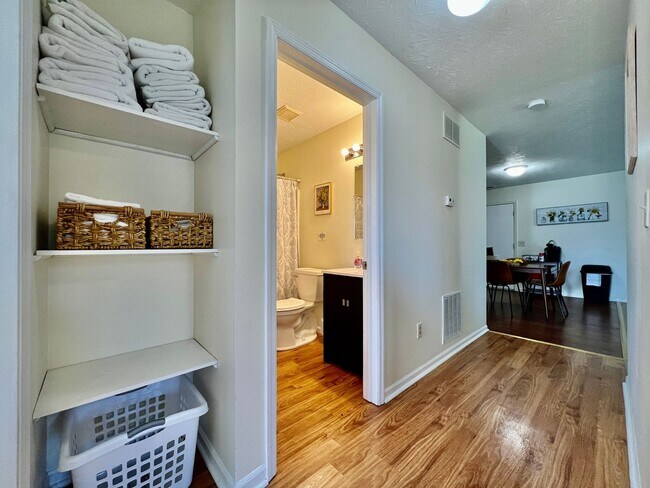 Building Photo - 3 Bedroom 1 Bathroom Attached House