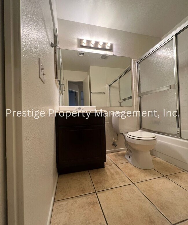 Building Photo - Wonderful Townhouse Located in the Northwest!!!