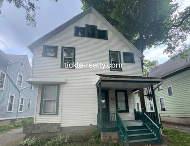 Primary Photo - Large 4 Bedroom 2 Bath Single Family Home!...