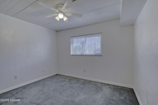 Building Photo - 400 Oakridge Blvd