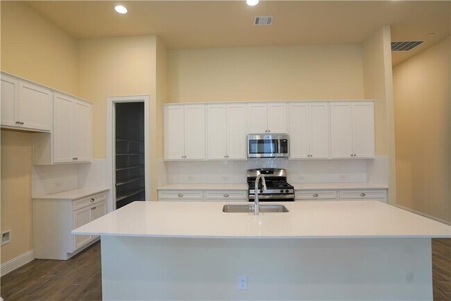 Building Photo - 600 C-Bar Ranch Trl