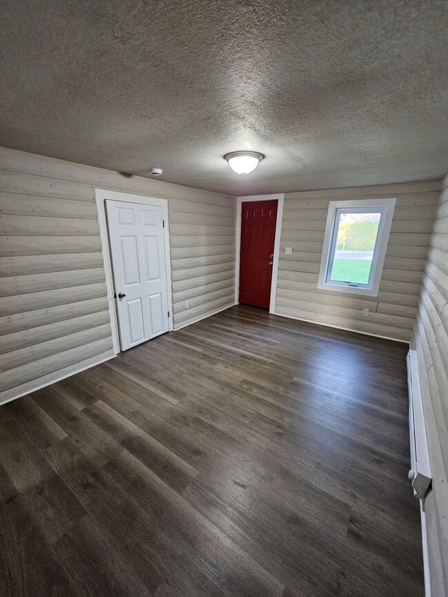 Building Photo - 2 Bedroom 1 Bath Home