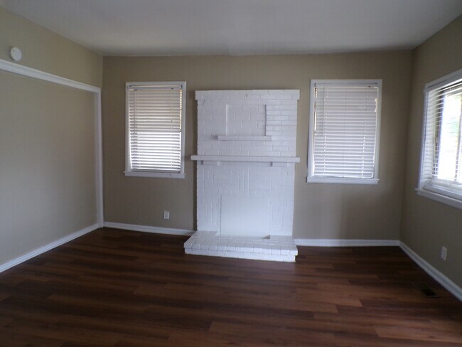 Building Photo - 900 Center St