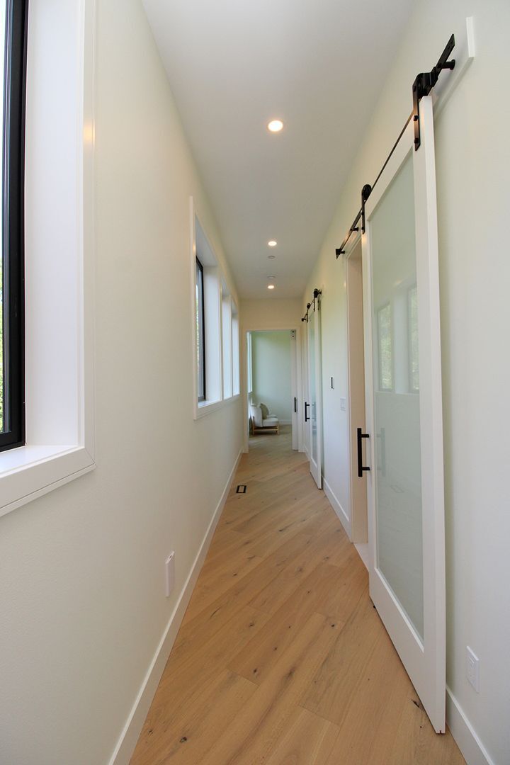 Building Photo - 6233 SW Hamilton Way