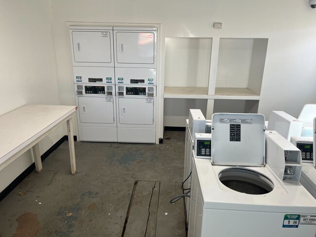 Building Photo - Remodeled units AVAILABLE NOW! Leasing fast!!!